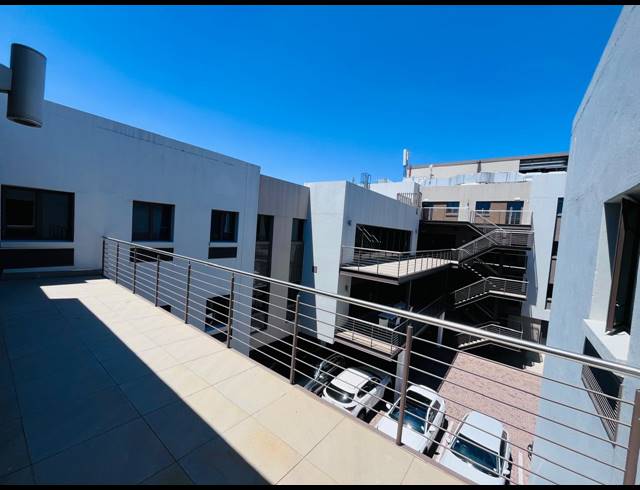 1,348M² OFFICE TO LET IN VORNA VALLEY